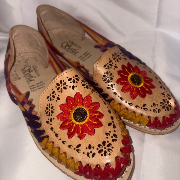 Chic Women's Floral Embroidered Loafers - Picture 1 of 3